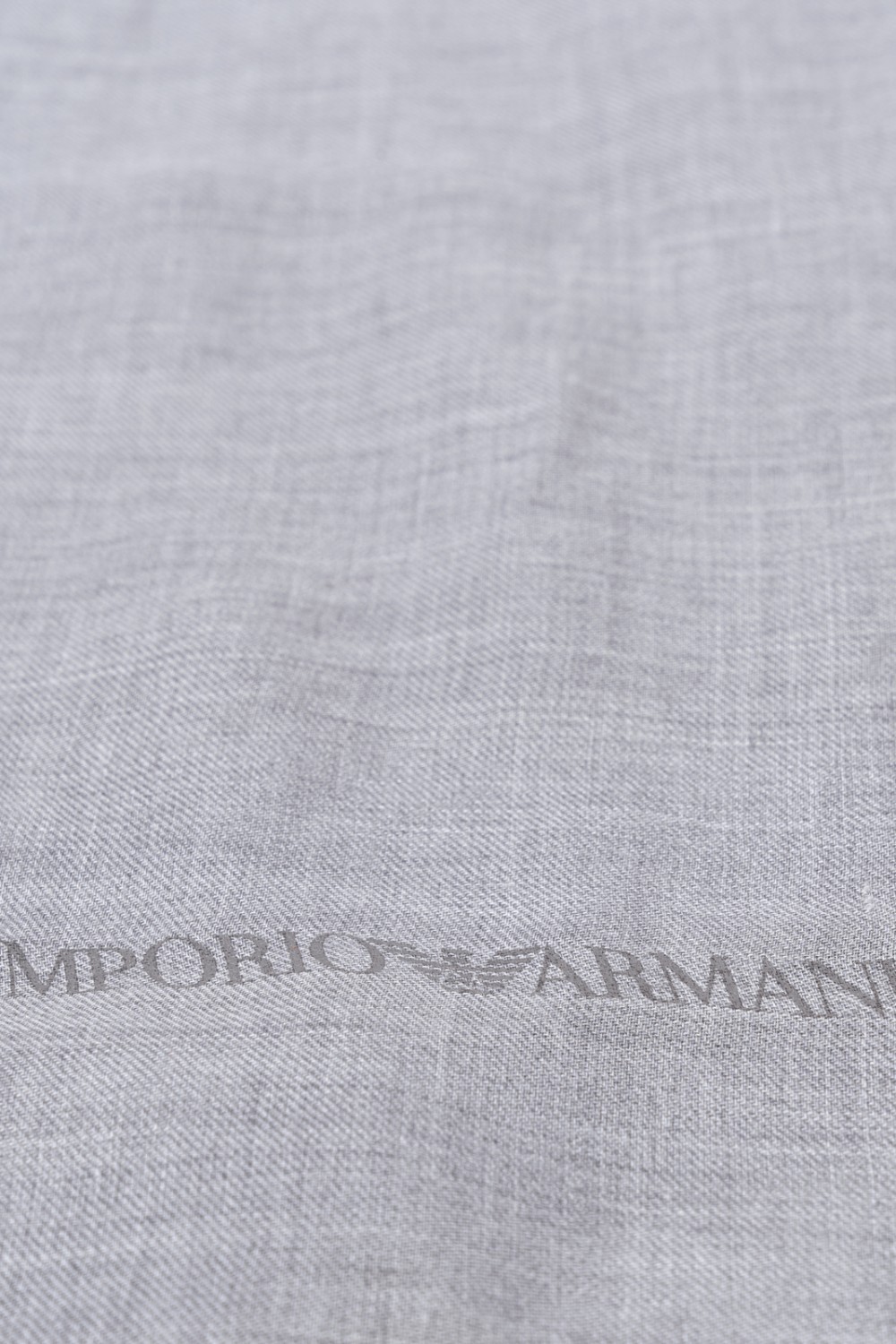 shop EMPORIO ARMANI  Sciarpa: Emporio Armani stola in modal degradé.
Stola realizzata in tessuto modal morbido e leggero, con profili sfrangiati e caratterizzata da un'esclusiva colorazione ad effetto degradé.
Dimensioni: 177 x 140 cm.
Modal.
Degradé.
Profili sfrangiati.
Composizione 100% Modal.
Made in Italy.. 625243 3F346-00055 number 4681991